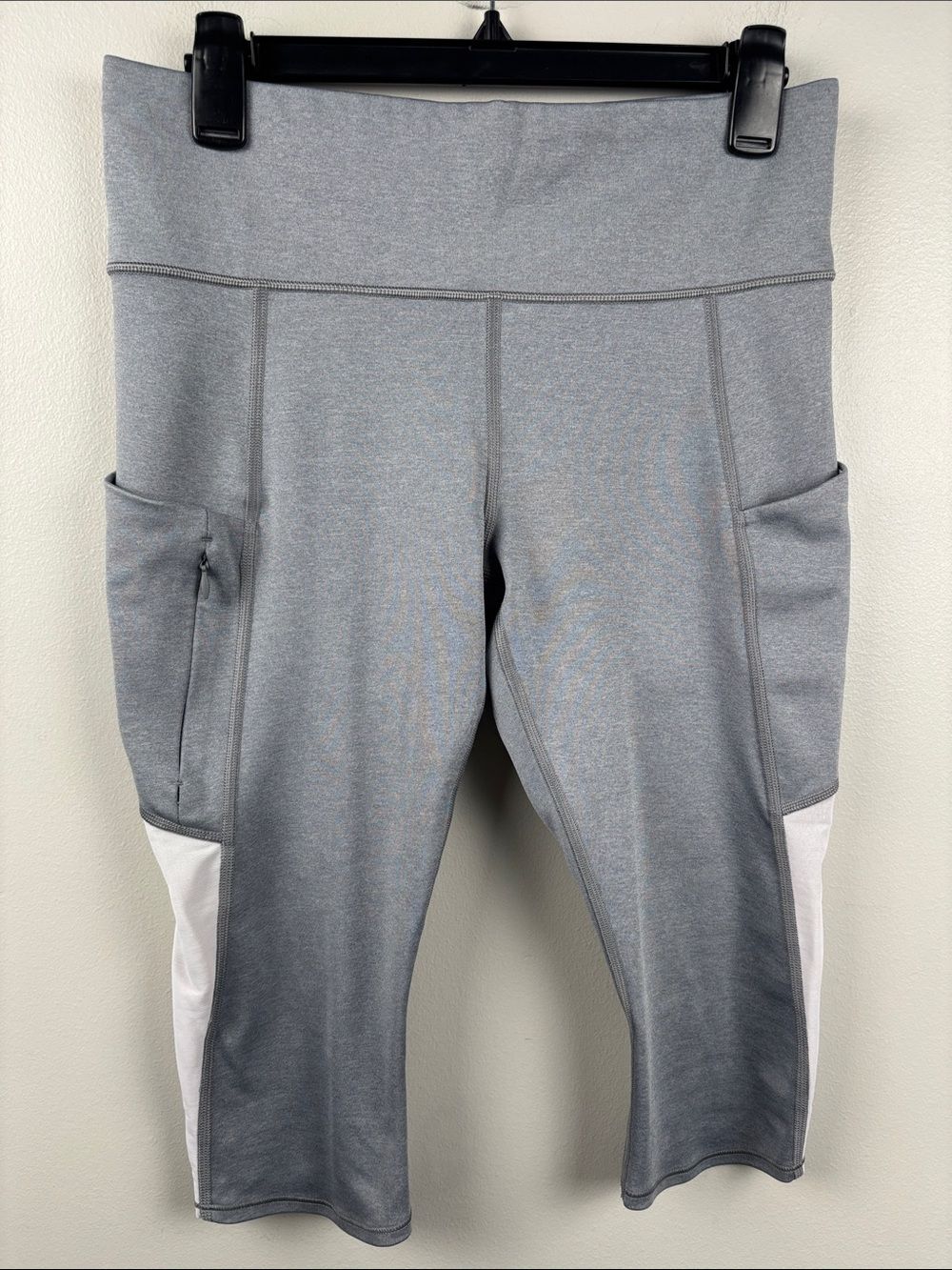 Athleta Light Gray High-Rise Capri Leggings Medium 30” waist sim to sz 8 pocket